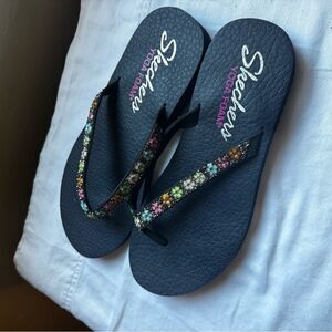 Skechers Thong Sandals Sz 10 Sparkling Embroided
Daisy Delight Yoga Foam |
